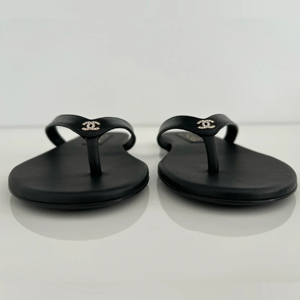 CHANEL 25A CC CRYSTAL BLACK LEATHER THONG SANDALS SIZE IT 37.5 / US 7.5 NIB!